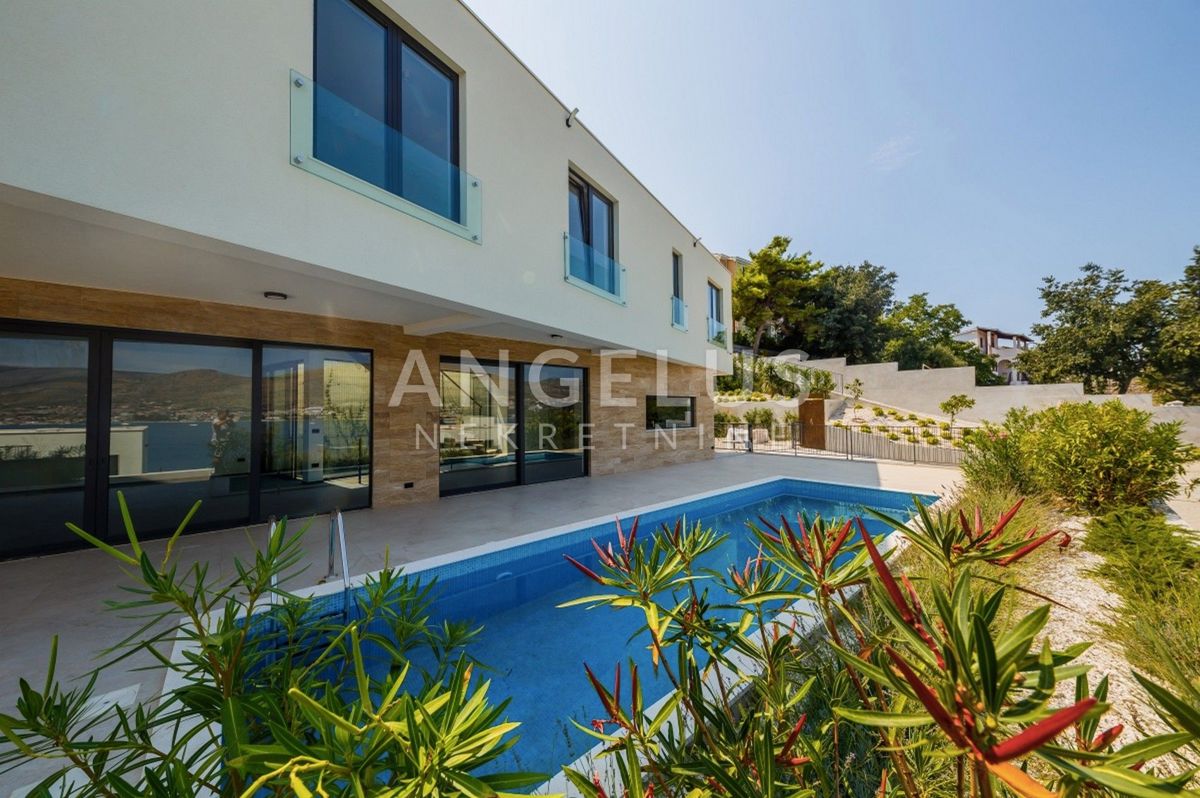 Čiovo - luksuzna vila s panoramskim pogledom na morje, 320 m2