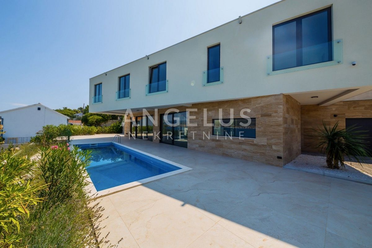 Čiovo - luksuzna vila s panoramskim pogledom na morje, 320 m2
