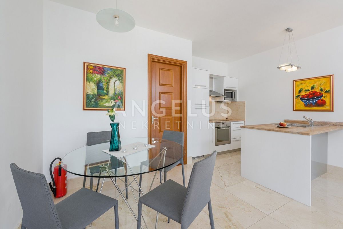 Brač, Milna - apartma s pogledom na morje, parkiriščem in bazenom, PRODAMO