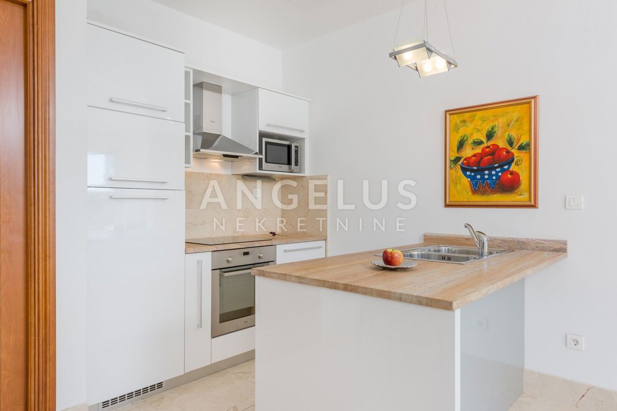 Brač, Milna - apartma s pogledom na morje, parkiriščem in bazenom, PRODAMO