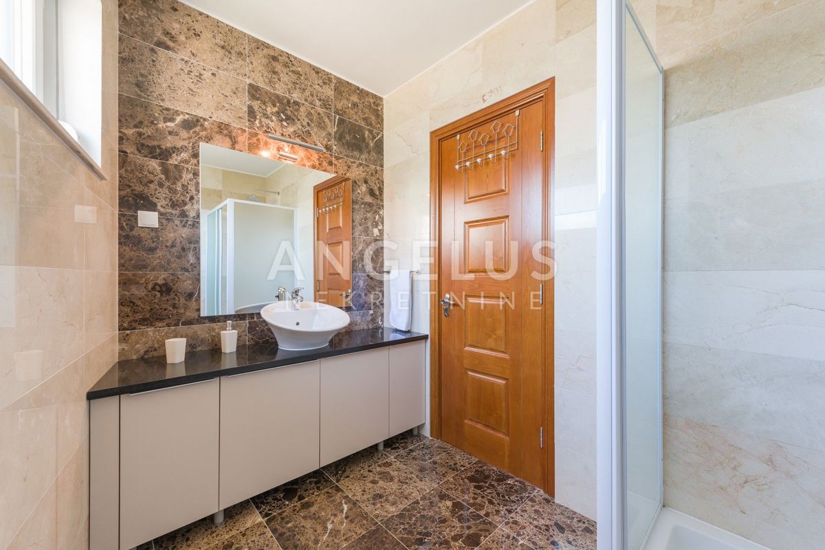 Brač, Milna - apartma s pogledom na morje, parkiriščem in bazenom, PRODAMO
