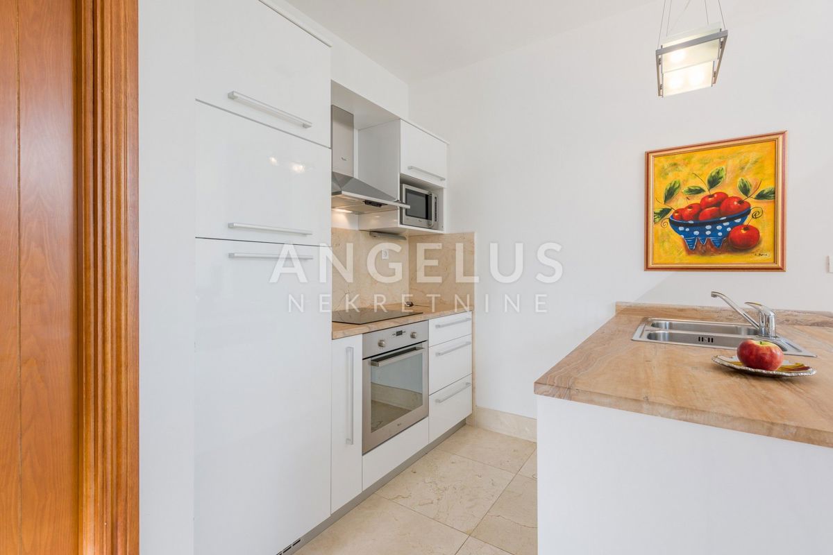 Brač, Milna - apartma s pogledom na morje, parkiriščem in bazenom, PRODAMO