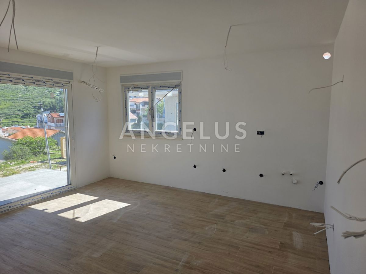 Strožanac, Podstrana - novogradnja, enosobno stanovanje, parkirišče PRODAMO