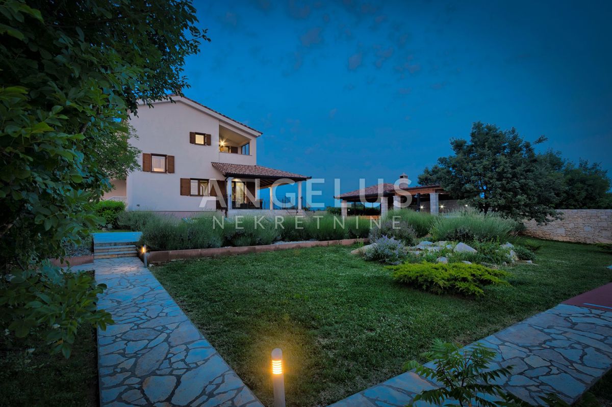 Istra, Svetvincenat - Vila z bazenom naprodaj, 294 m2