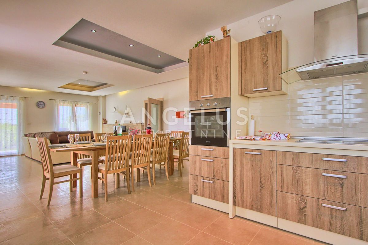 Istra, Svetvincenat - Vila z bazenom naprodaj, 294 m2