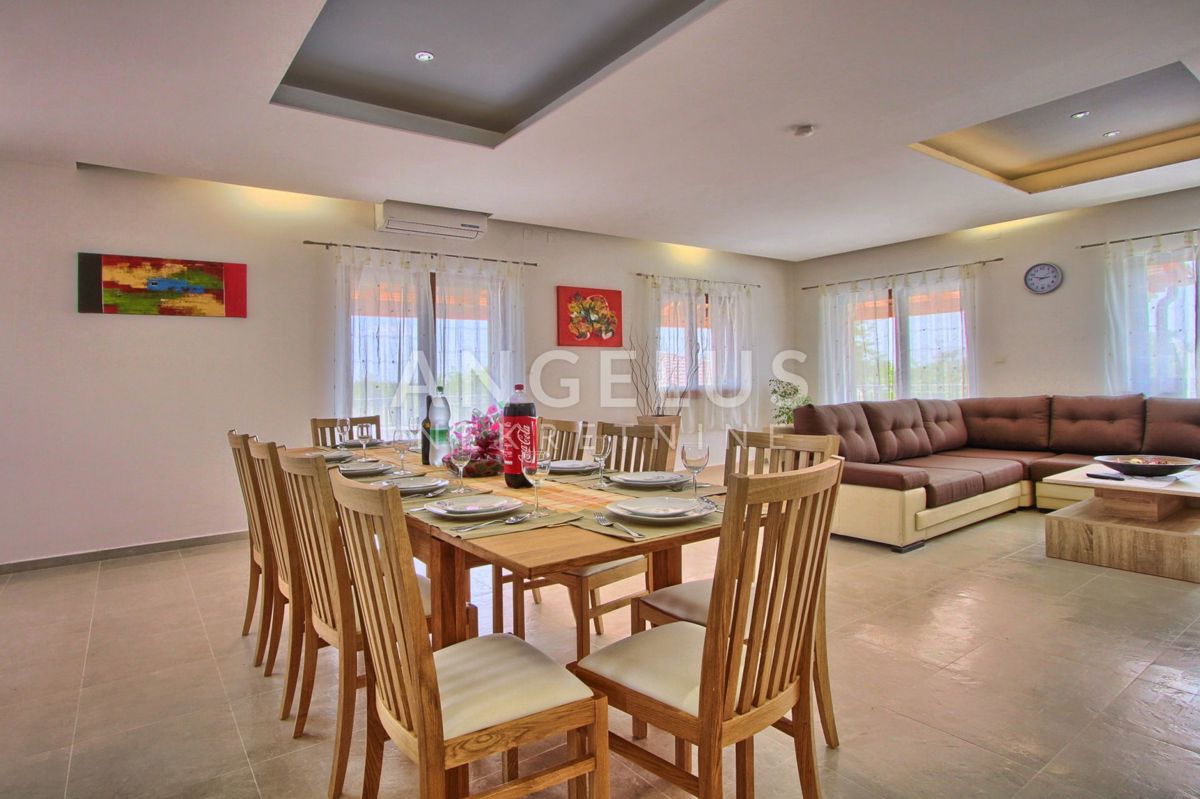 Istra, Svetvincenat - Vila z bazenom naprodaj, 294 m2