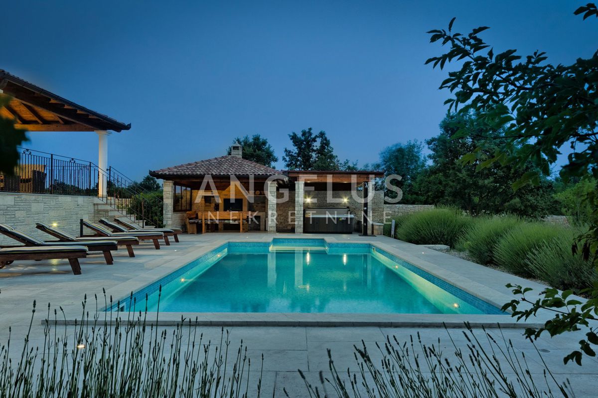 Istra, Svetvincenat - Vila z bazenom naprodaj, 294 m2