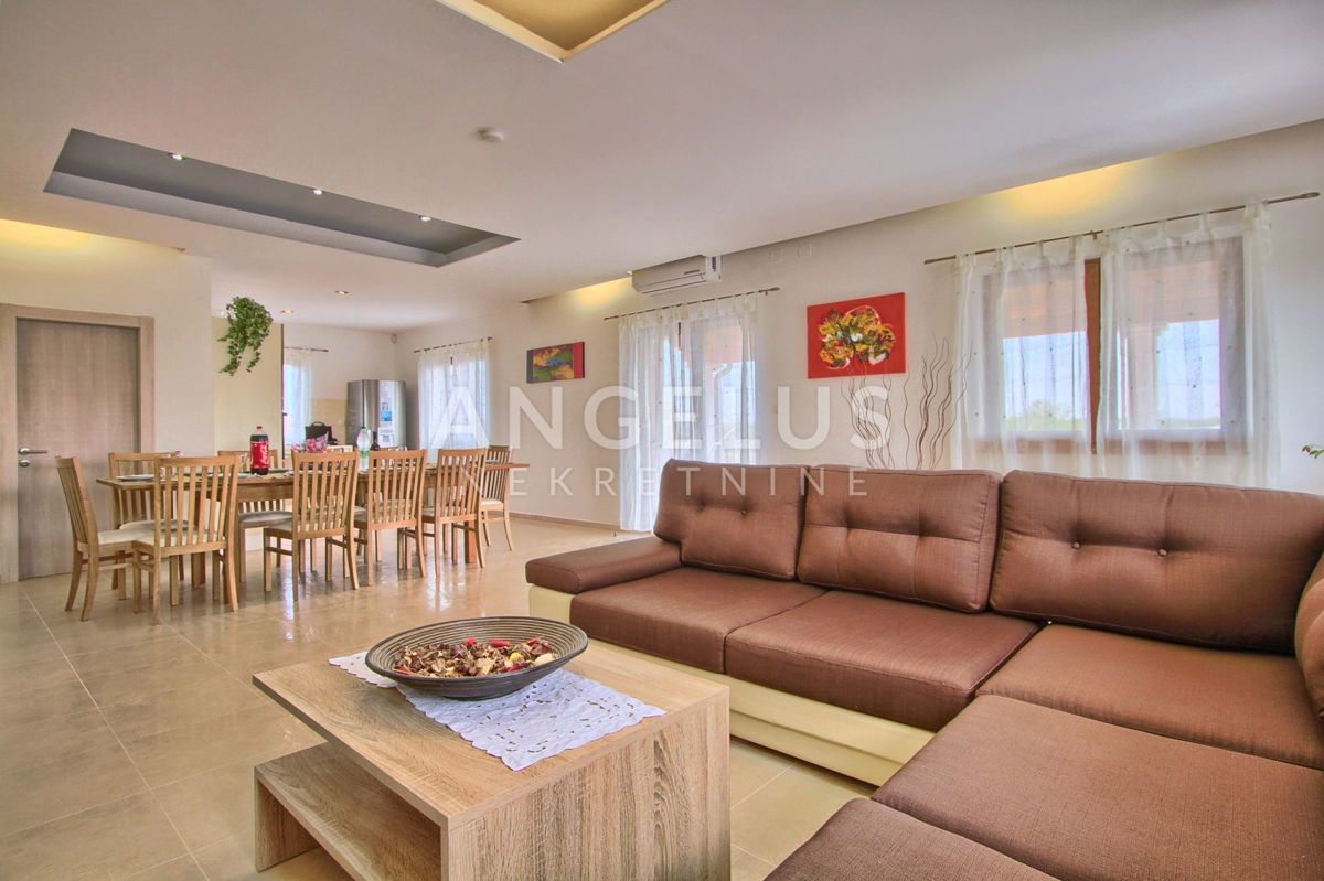 Istra, Svetvincenat - Vila z bazenom naprodaj, 294 m2