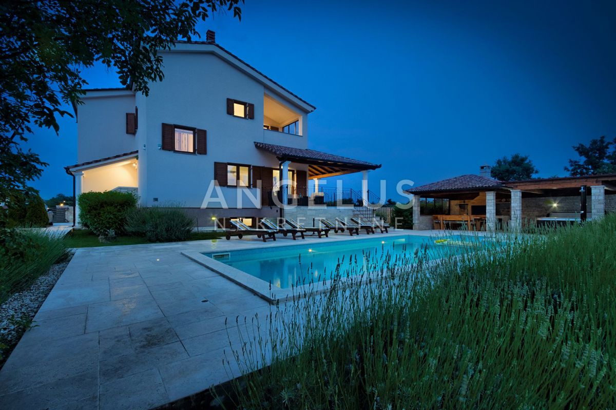Istra, Svetvincenat - Vila z bazenom naprodaj, 294 m2