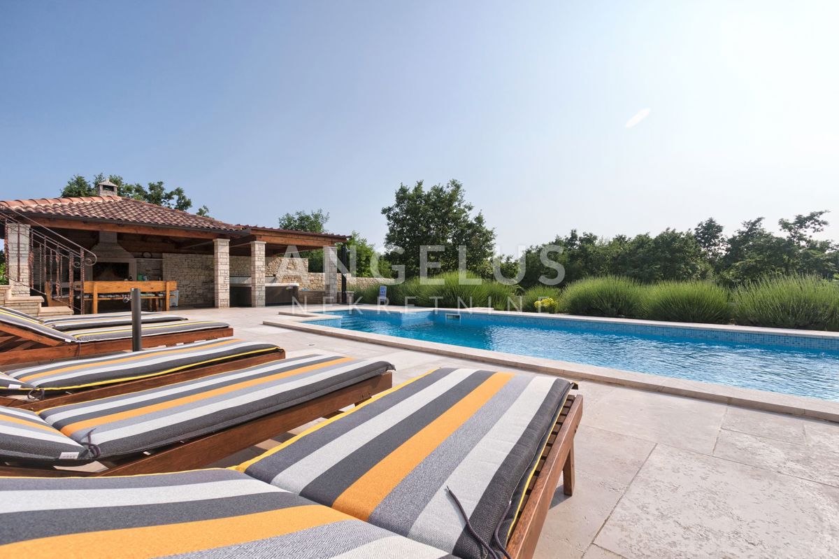 Istra, Svetvincenat - Vila z bazenom naprodaj, 294 m2