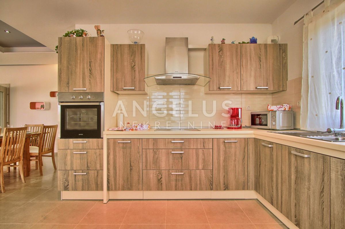 Istra, Svetvincenat - Vila z bazenom naprodaj, 294 m2