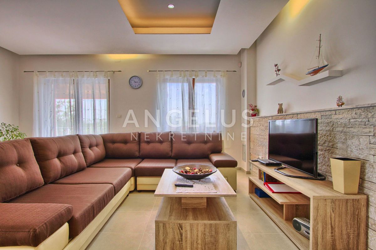 Istra, Svetvincenat - Vila z bazenom naprodaj, 294 m2