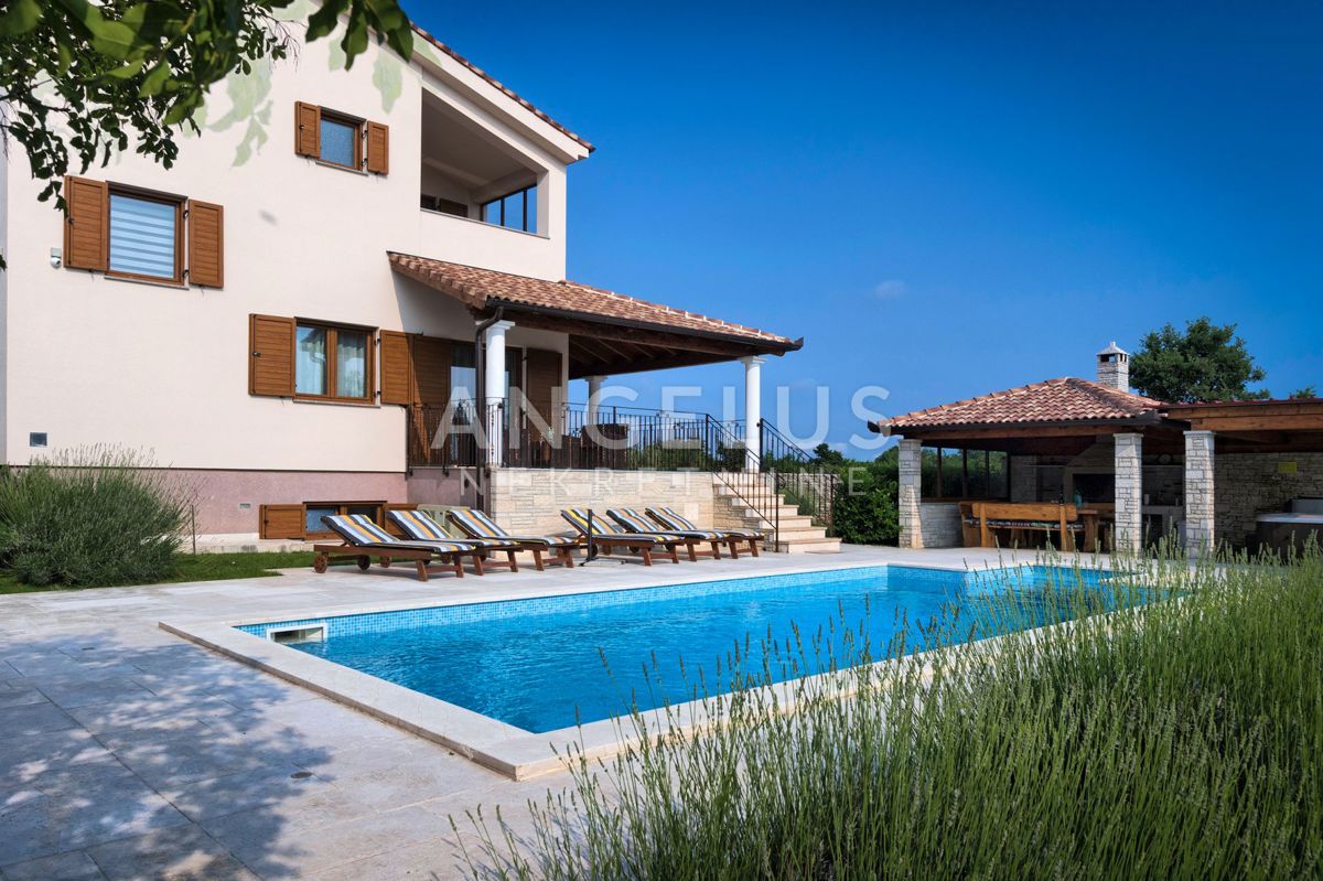 Istra, Svetvincenat - Vila z bazenom naprodaj, 294 m2