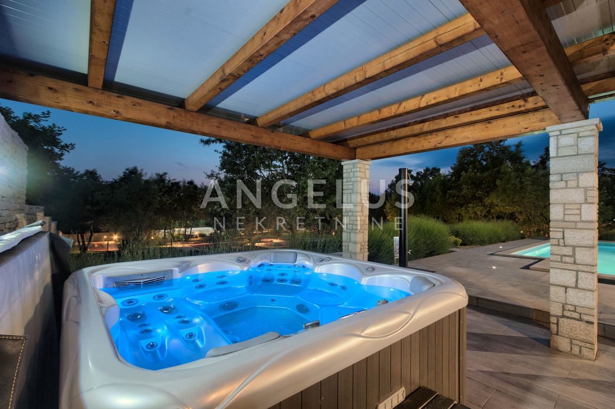 Istra, Svetvincenat - Vila z bazenom naprodaj, 294 m2