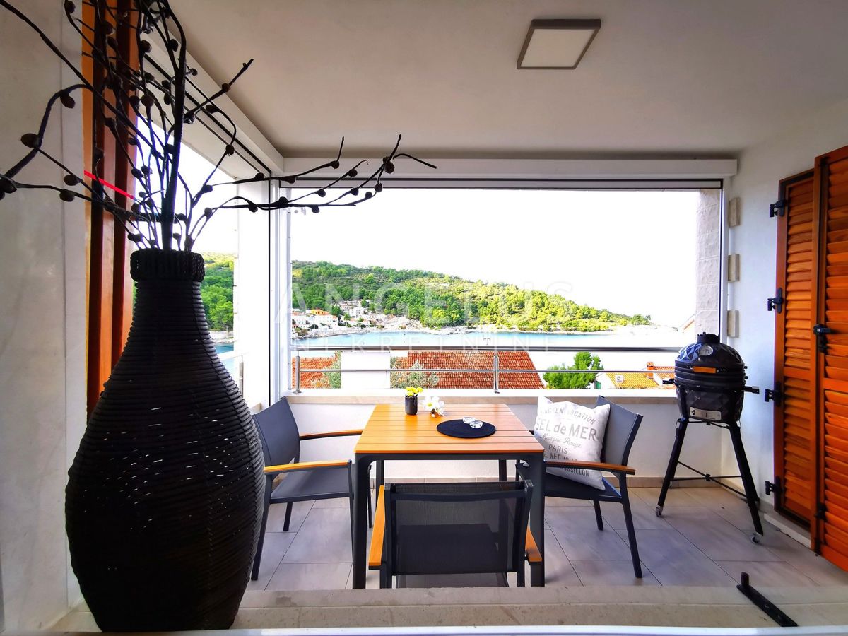 Solta, Stomorska - udobno stanovanje s pogledom na morje, PRODAJA