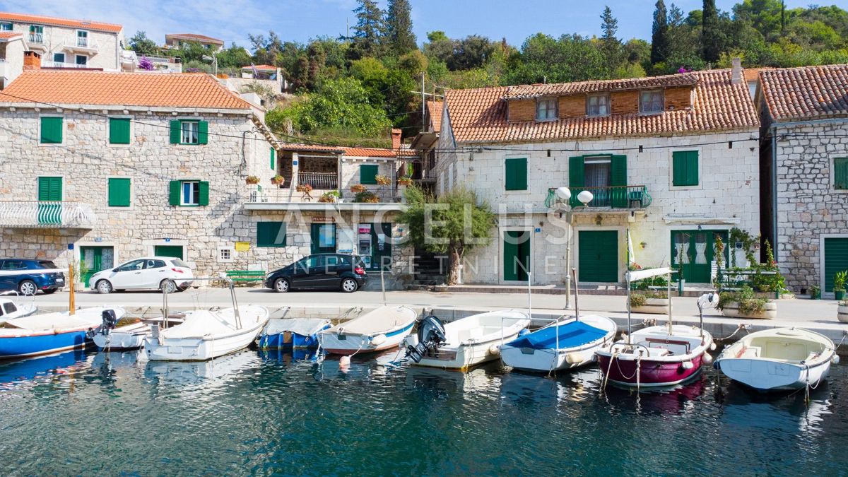 Solta, Stomorska - udobno stanovanje s pogledom na morje, PRODAJA