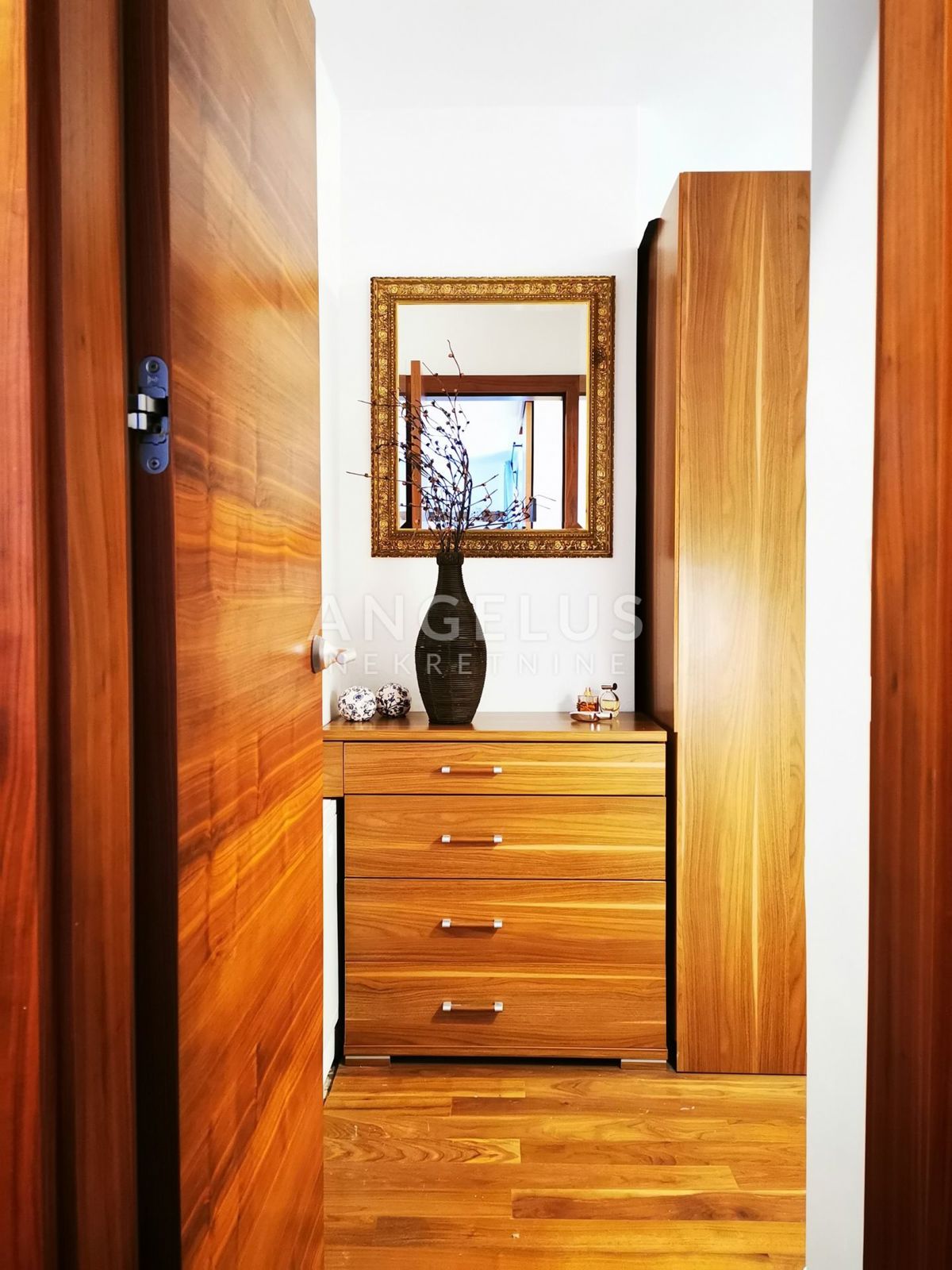 Solta, Stomorska - udobno stanovanje s pogledom na morje, PRODAJA