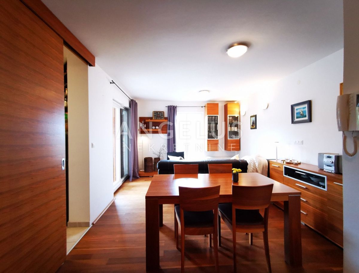 Solta, Stomorska - udobno stanovanje s pogledom na morje, PRODAJA