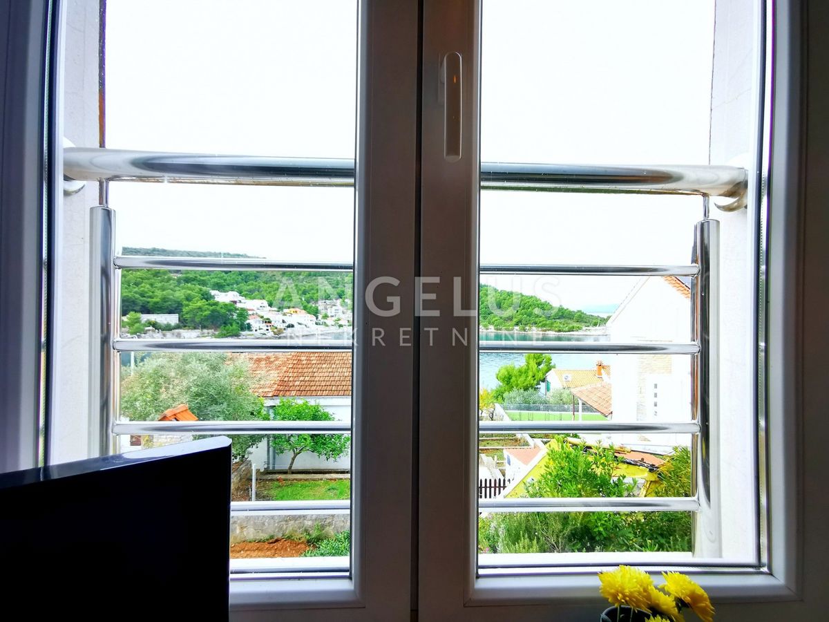 Solta, Stomorska - udobno stanovanje s pogledom na morje, PRODAJA