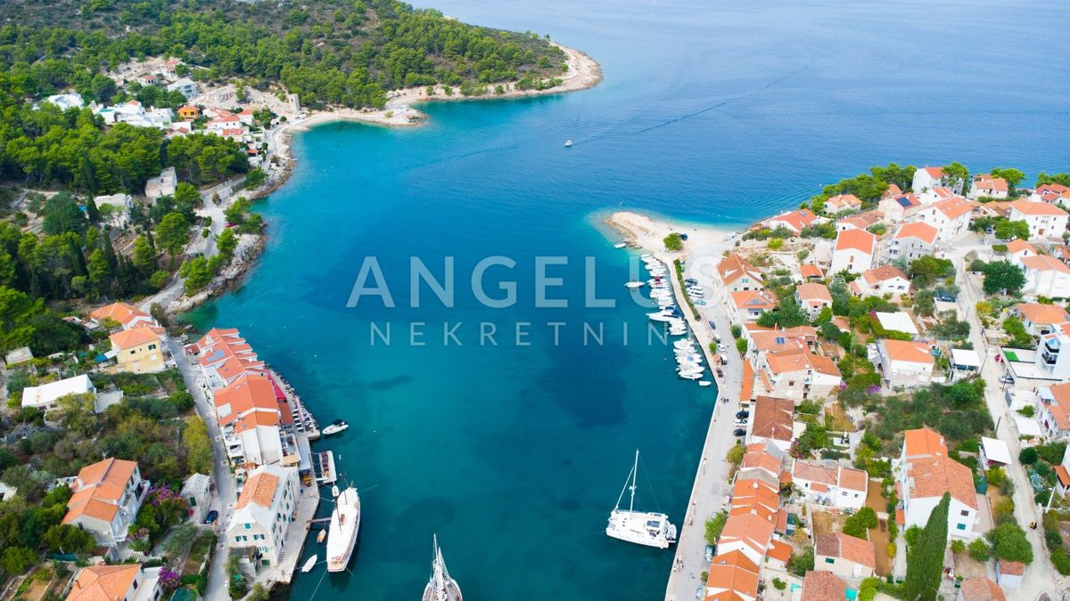 Solta, Stomorska - udobno stanovanje s pogledom na morje, PRODAJA