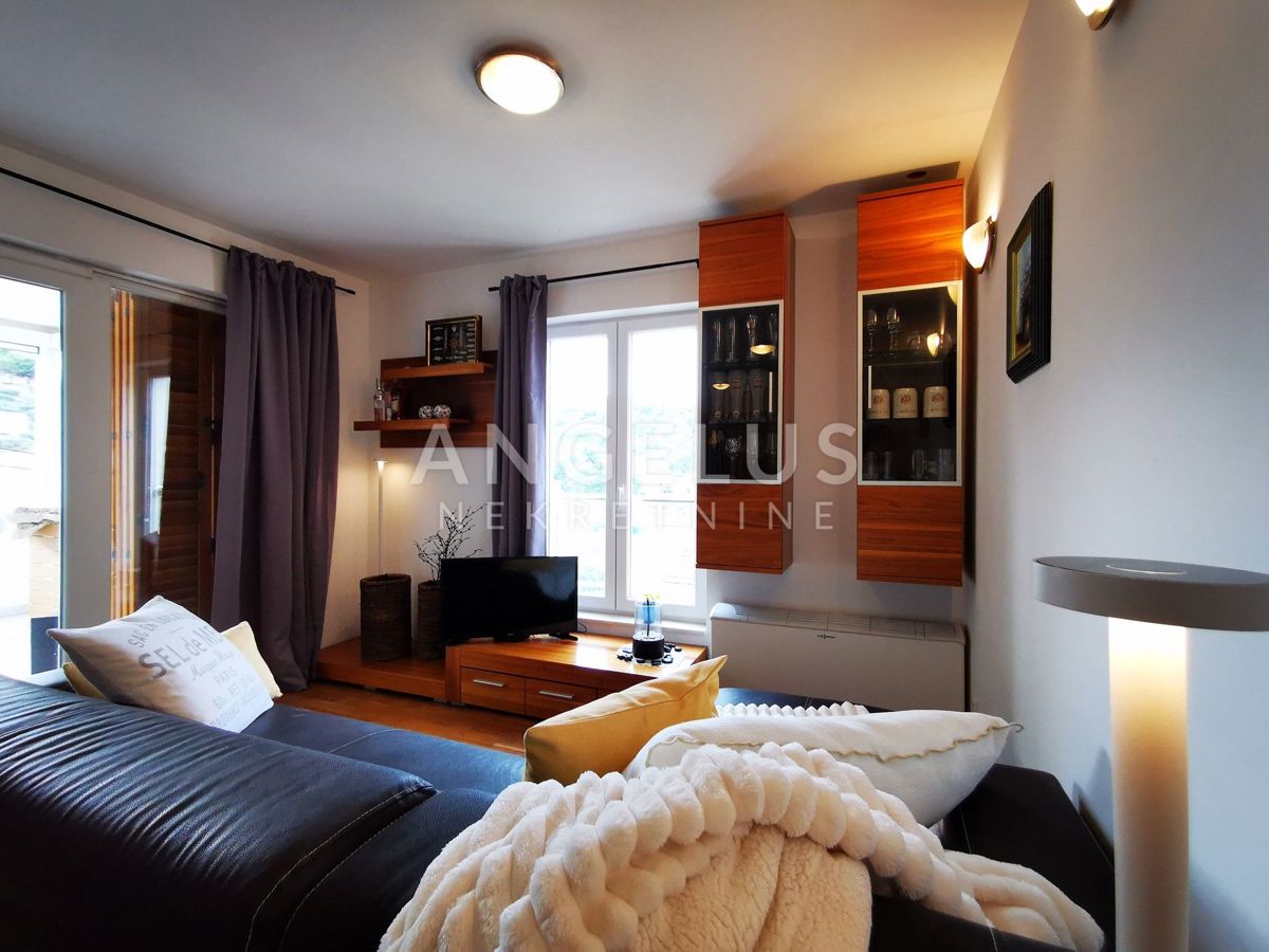 Solta, Stomorska - udobno stanovanje s pogledom na morje, PRODAJA