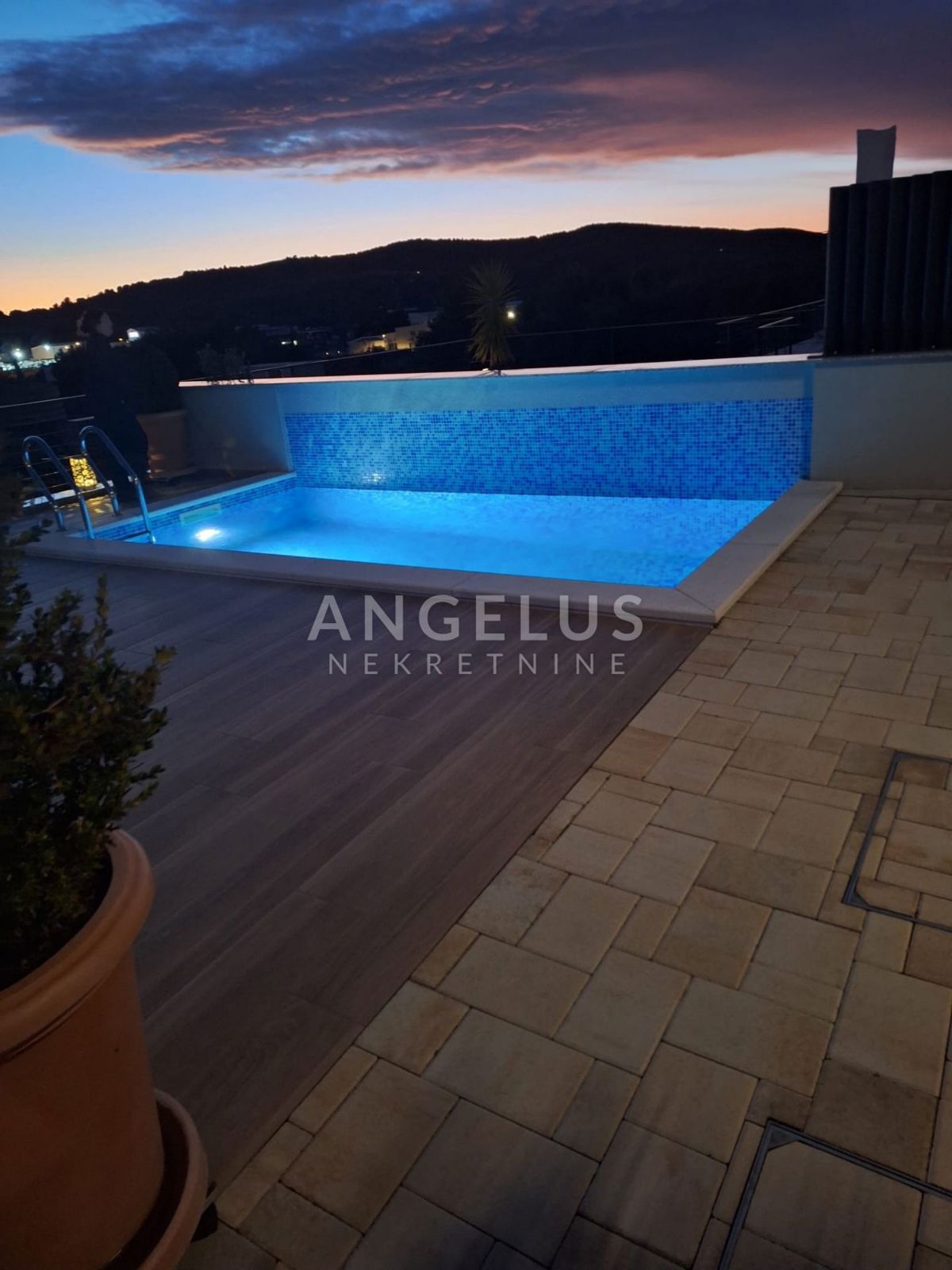 Hrvaška, Vodice - Luksuzna vila z bazenom in pogledom na morje, RAZPRODAJA