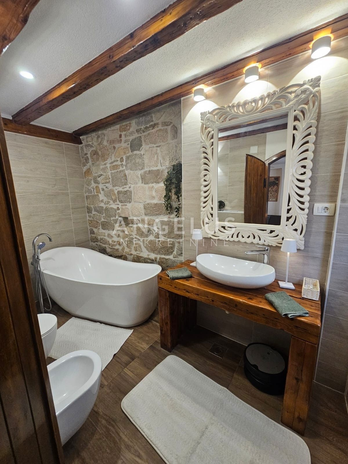 Hrvaška, Kaštel Lukšić - Avtentična kamnita hiša s teraso in pogledom na morje, NAPRODAJ