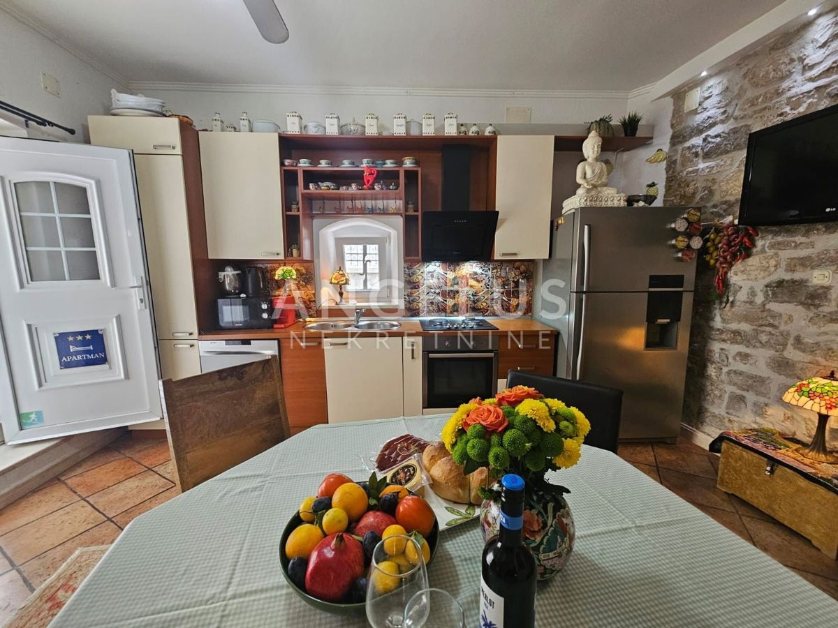 Hrvaška, Kaštel Lukšić - Avtentična kamnita hiša s teraso in pogledom na morje, NAPRODAJ