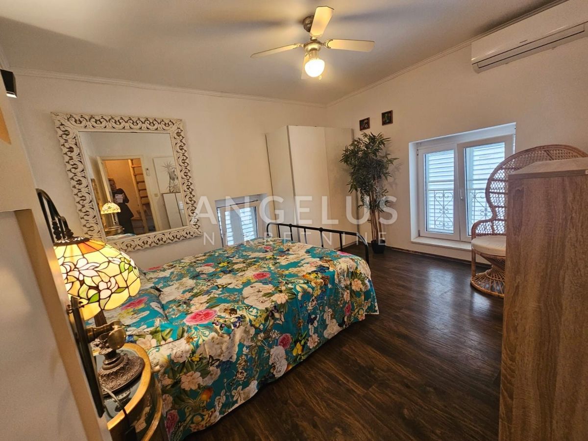 Hrvaška, Kaštel Lukšić - Avtentična kamnita hiša s teraso in pogledom na morje, NAPRODAJ