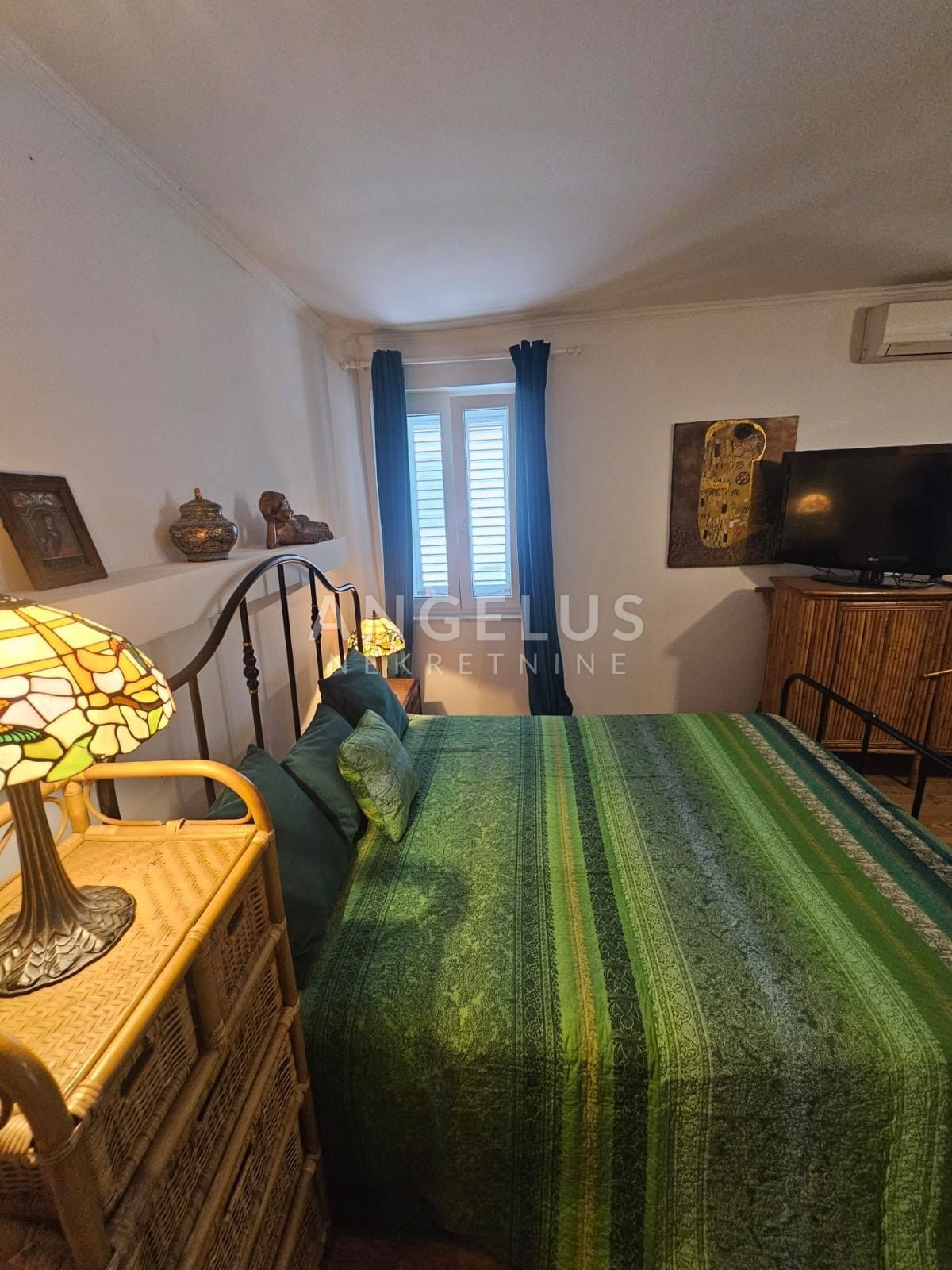 Hrvaška, Kaštel Lukšić - Avtentična kamnita hiša s teraso in pogledom na morje, NAPRODAJ