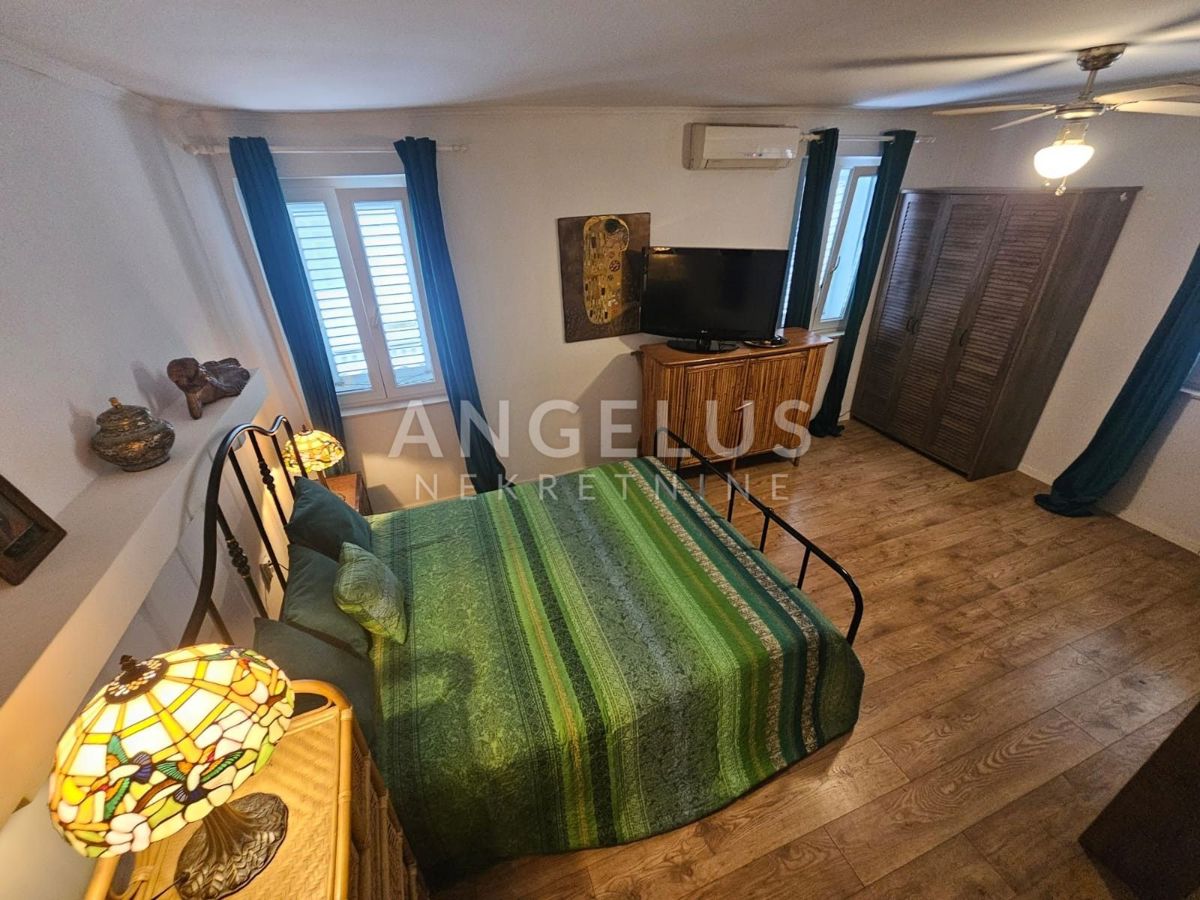 Hrvaška, Kaštel Lukšić - Avtentična kamnita hiša s teraso in pogledom na morje, NAPRODAJ