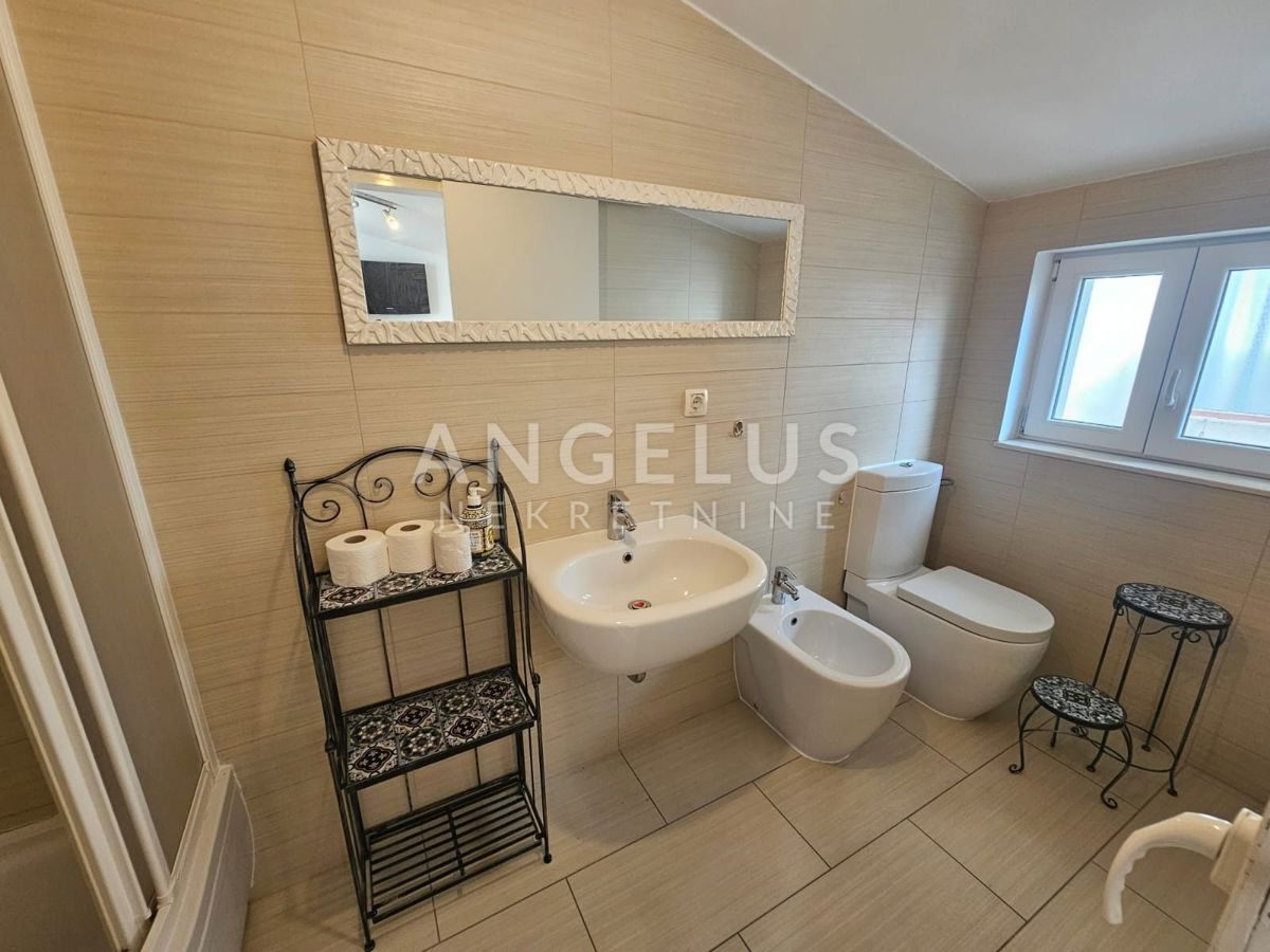 Hrvaška, Kaštel Lukšić - Avtentična kamnita hiša s teraso in pogledom na morje, NAPRODAJ