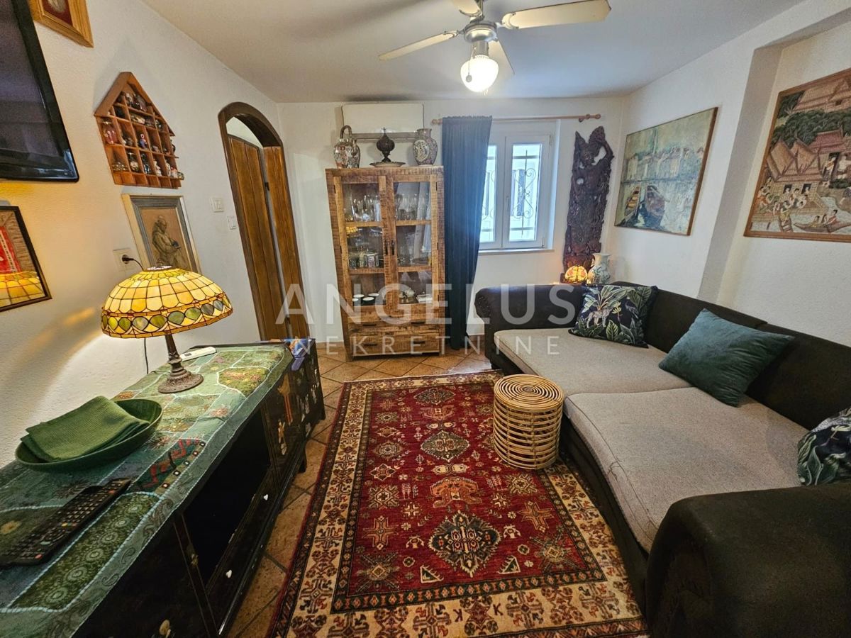 Hrvaška, Kaštel Lukšić - Avtentična kamnita hiša s teraso in pogledom na morje, NAPRODAJ