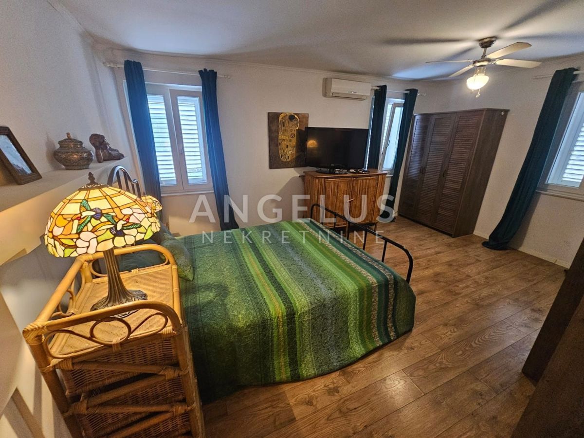 Hrvaška, Kaštel Lukšić - Avtentična kamnita hiša s teraso in pogledom na morje, NAPRODAJ