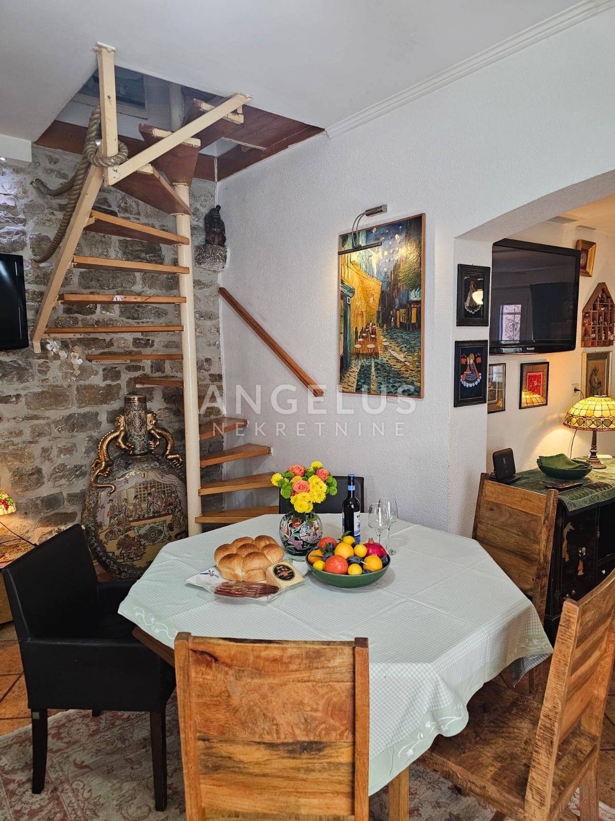 Hrvaška, Kaštel Lukšić - Avtentična kamnita hiša s teraso in pogledom na morje, NAPRODAJ