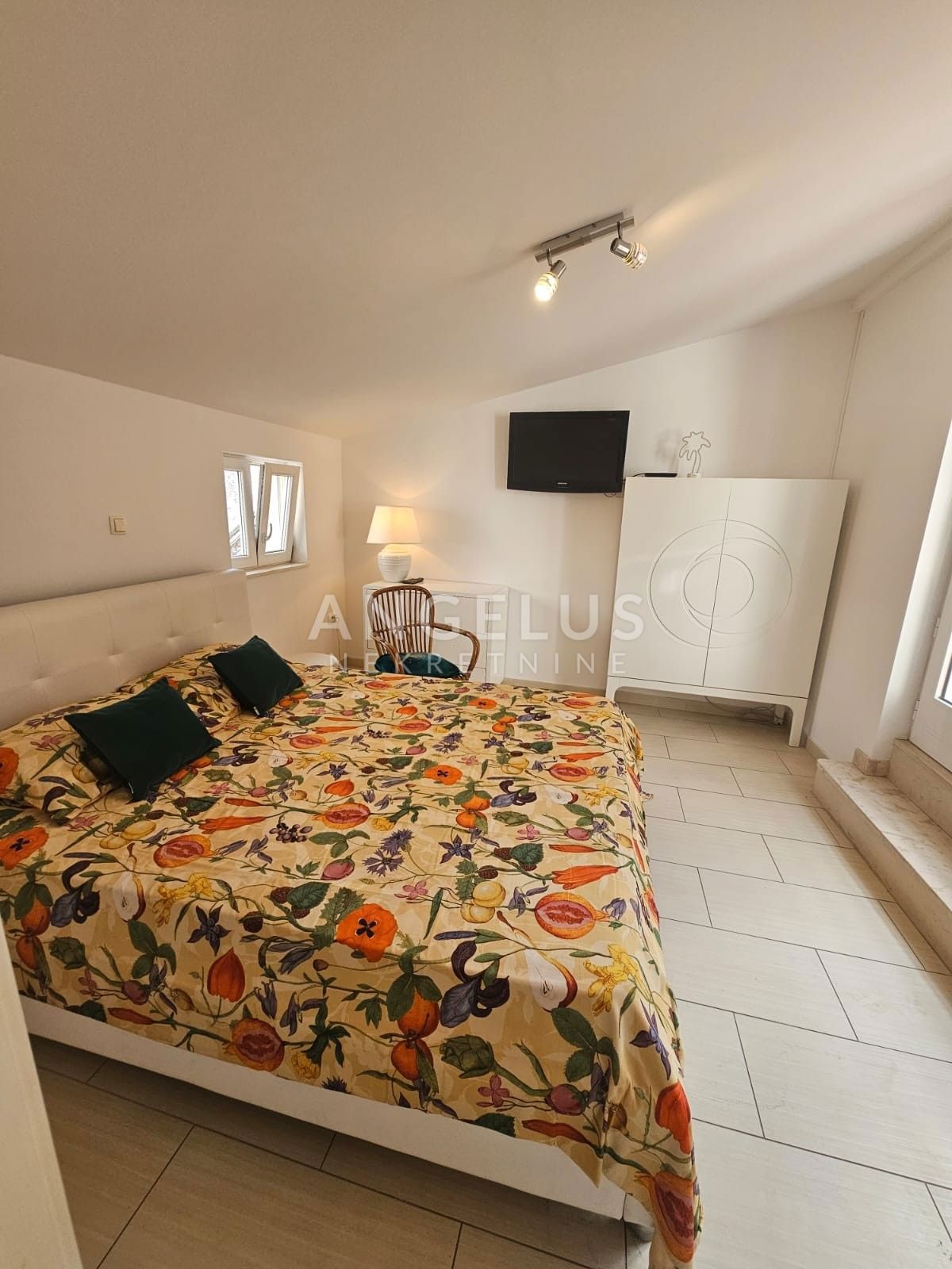 Hrvaška, Kaštel Lukšić - Avtentična kamnita hiša s teraso in pogledom na morje, NAPRODAJ