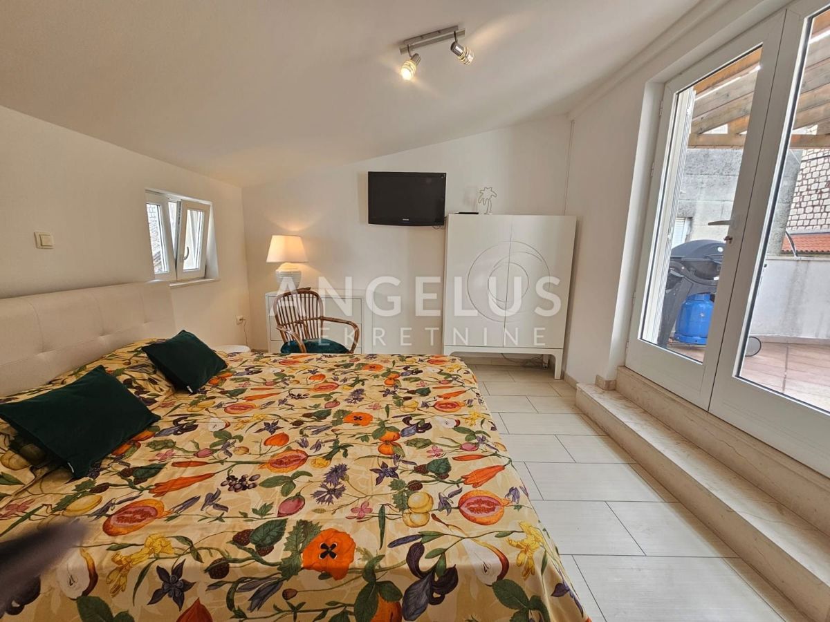 Hrvaška, Kaštel Lukšić - Avtentična kamnita hiša s teraso in pogledom na morje, NAPRODAJ