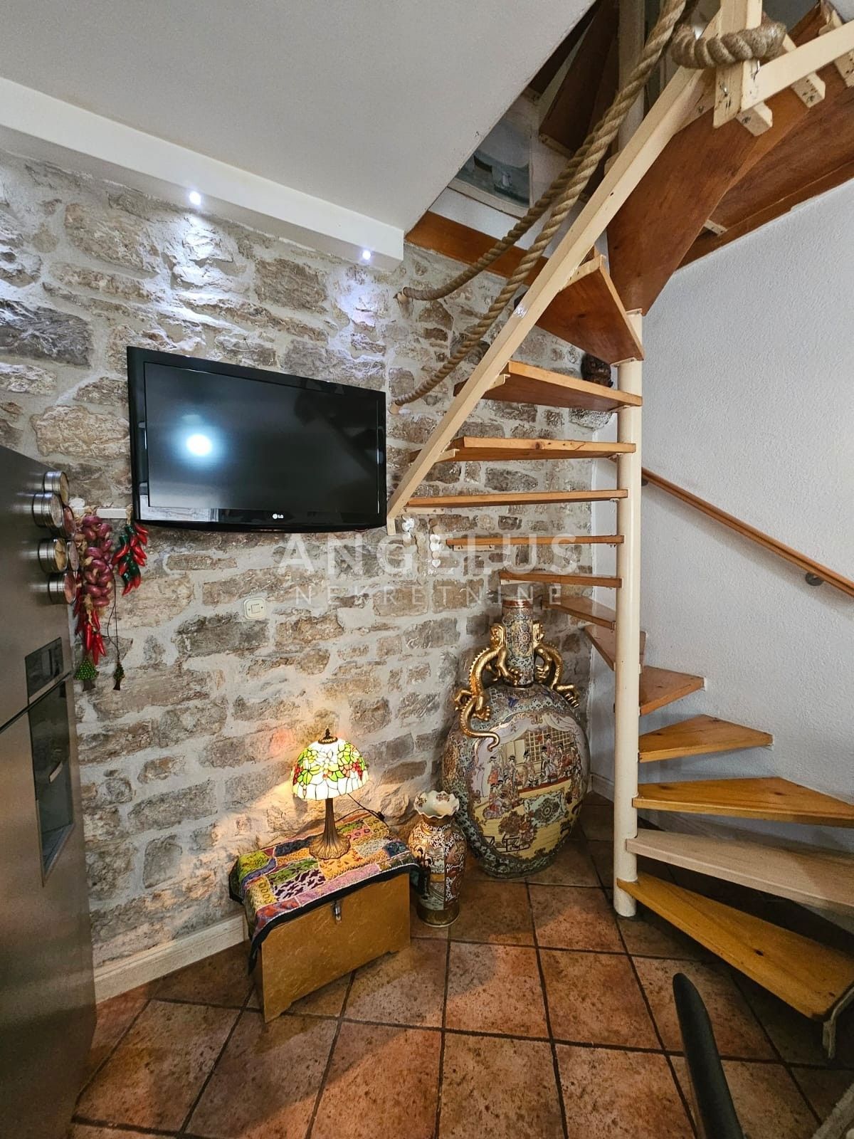 Hrvaška, Kaštel Lukšić - Avtentična kamnita hiša s teraso in pogledom na morje, NAPRODAJ