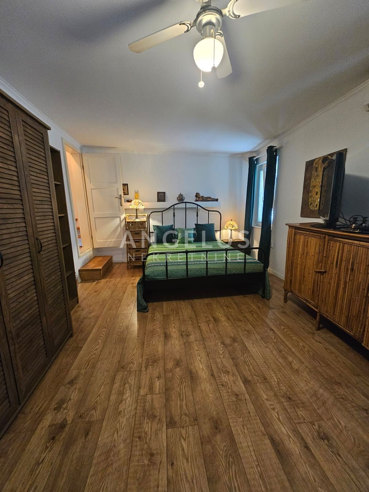 Hrvaška, Kaštel Lukšić - Avtentična kamnita hiša s teraso in pogledom na morje, NAPRODAJ