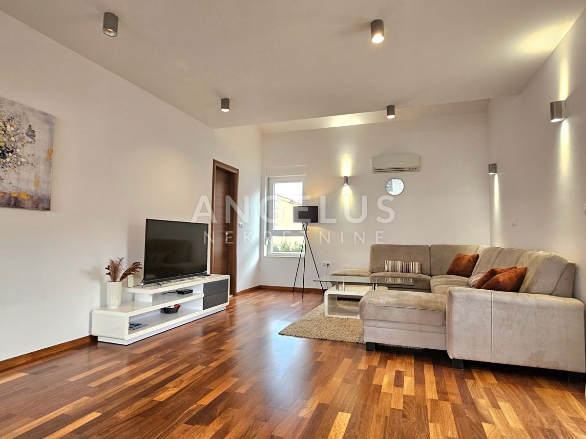 Podstrana Strožanac - dvosobno stanovanje s tremi spalnicami, 2 parkirni mesti