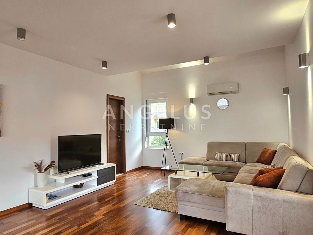 Podstrana Strožanac - dvosobno stanovanje s tremi spalnicami, 2 parkirni mesti