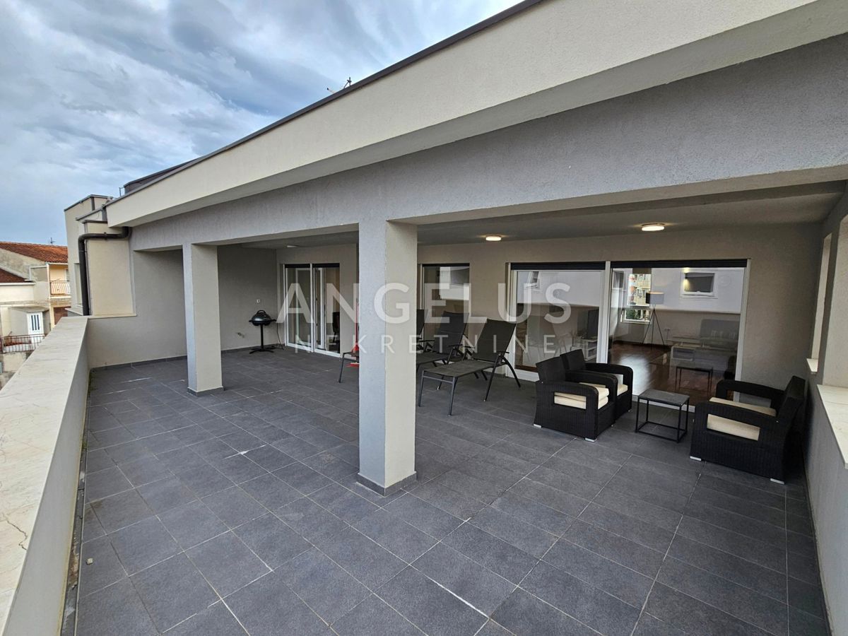 Podstrana Strožanac - dvosobno stanovanje s tremi spalnicami, 2 parkirni mesti