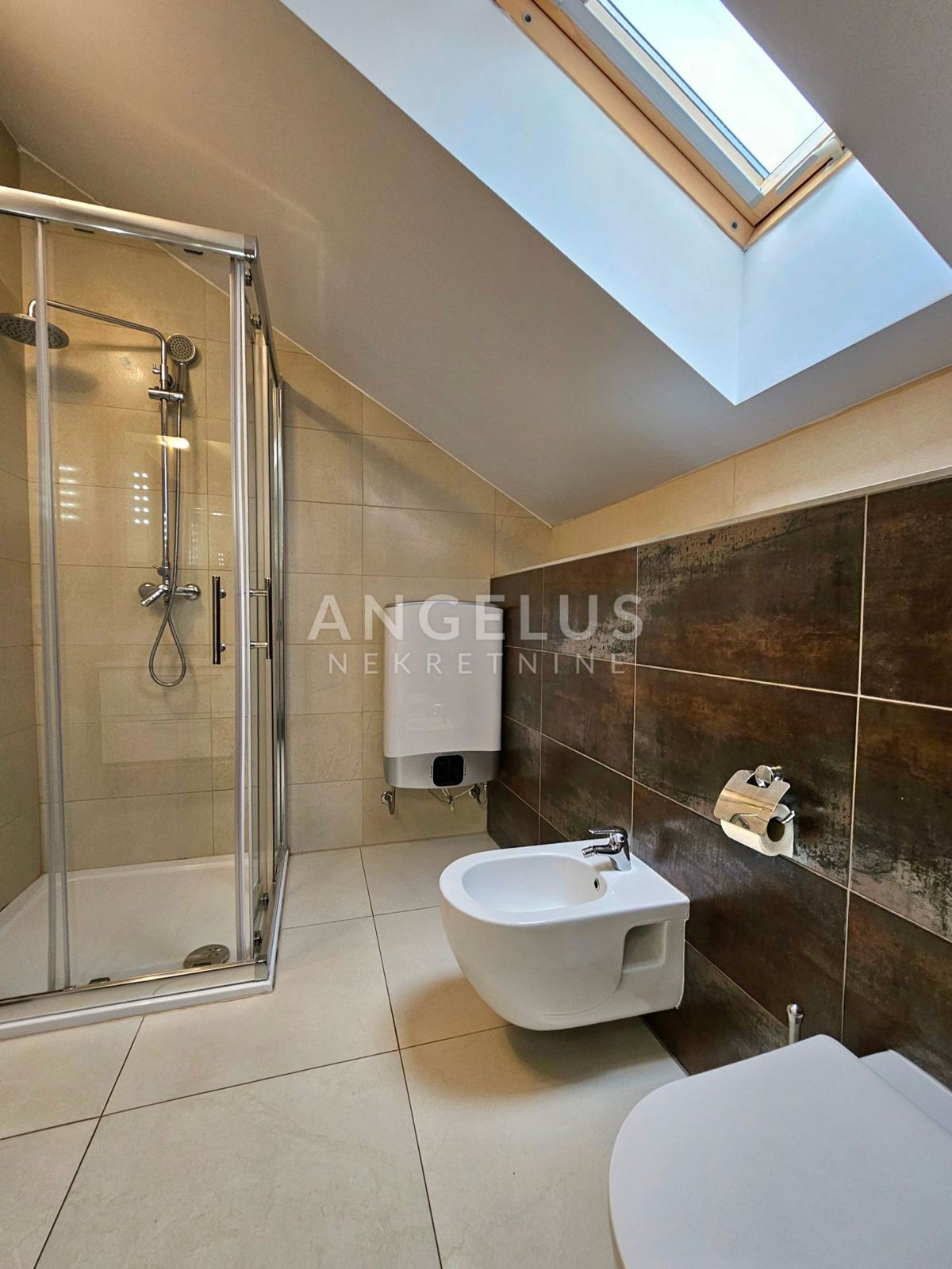 Podstrana Strožanac - dvosobno stanovanje s tremi spalnicami, 2 parkirni mesti