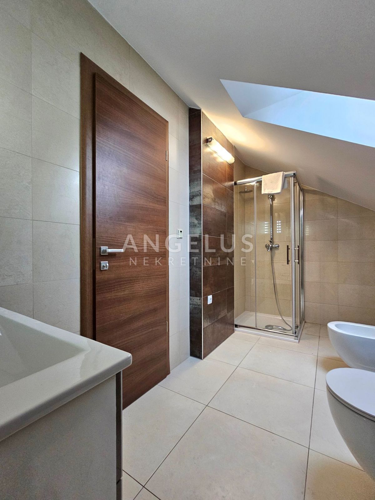 Podstrana Strožanac - dvosobno stanovanje s tremi spalnicami, 2 parkirni mesti