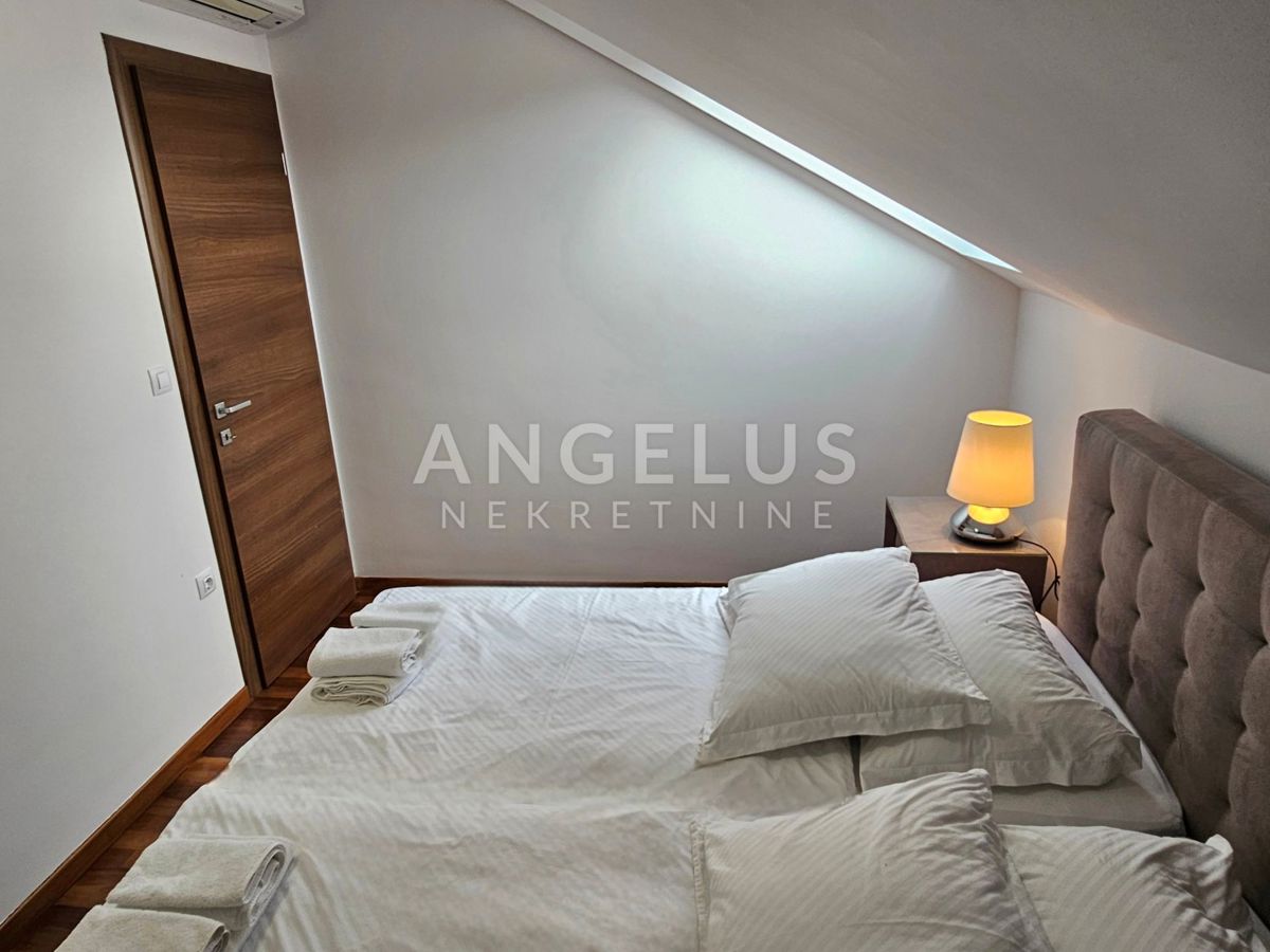 Podstrana Strožanac - dvosobno stanovanje s tremi spalnicami, 2 parkirni mesti