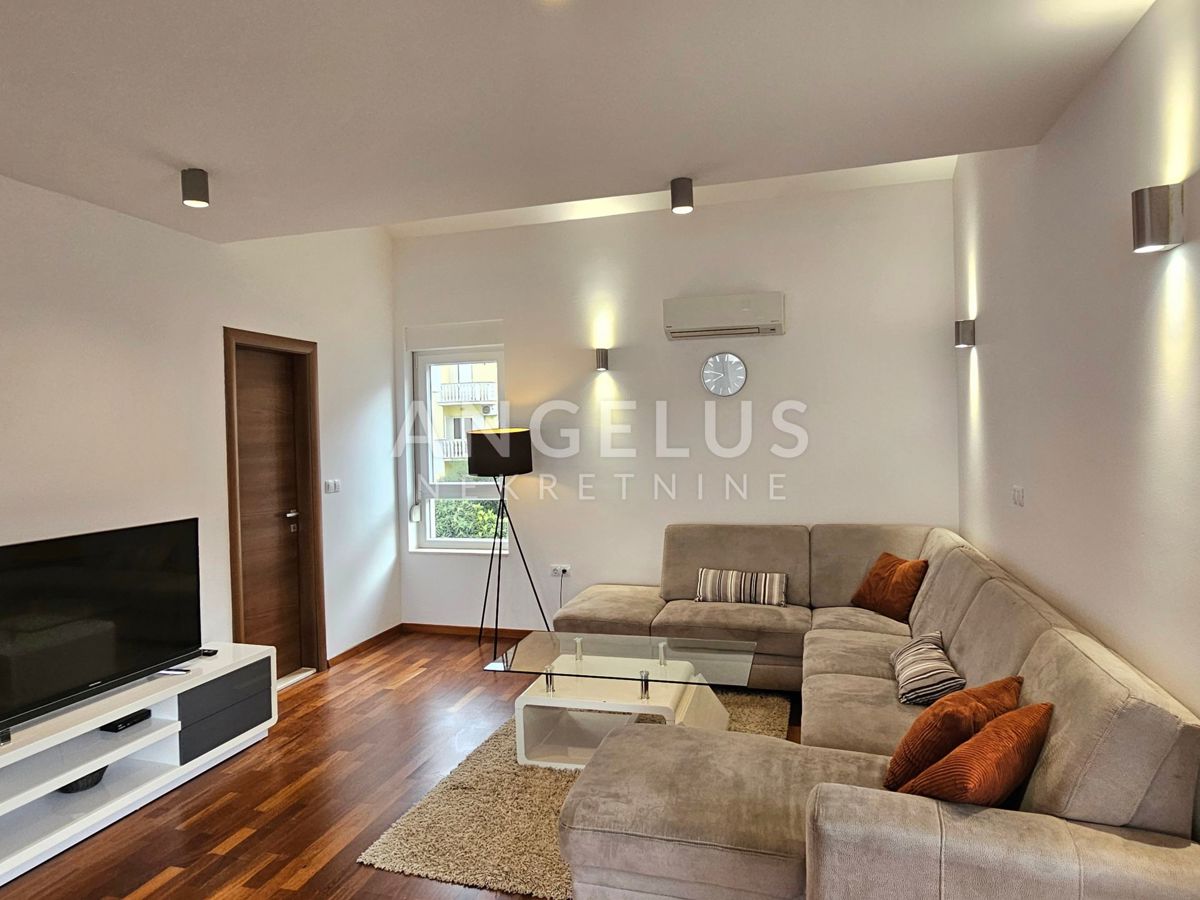 Podstrana Strožanac - dvosobno stanovanje s tremi spalnicami, 2 parkirni mesti