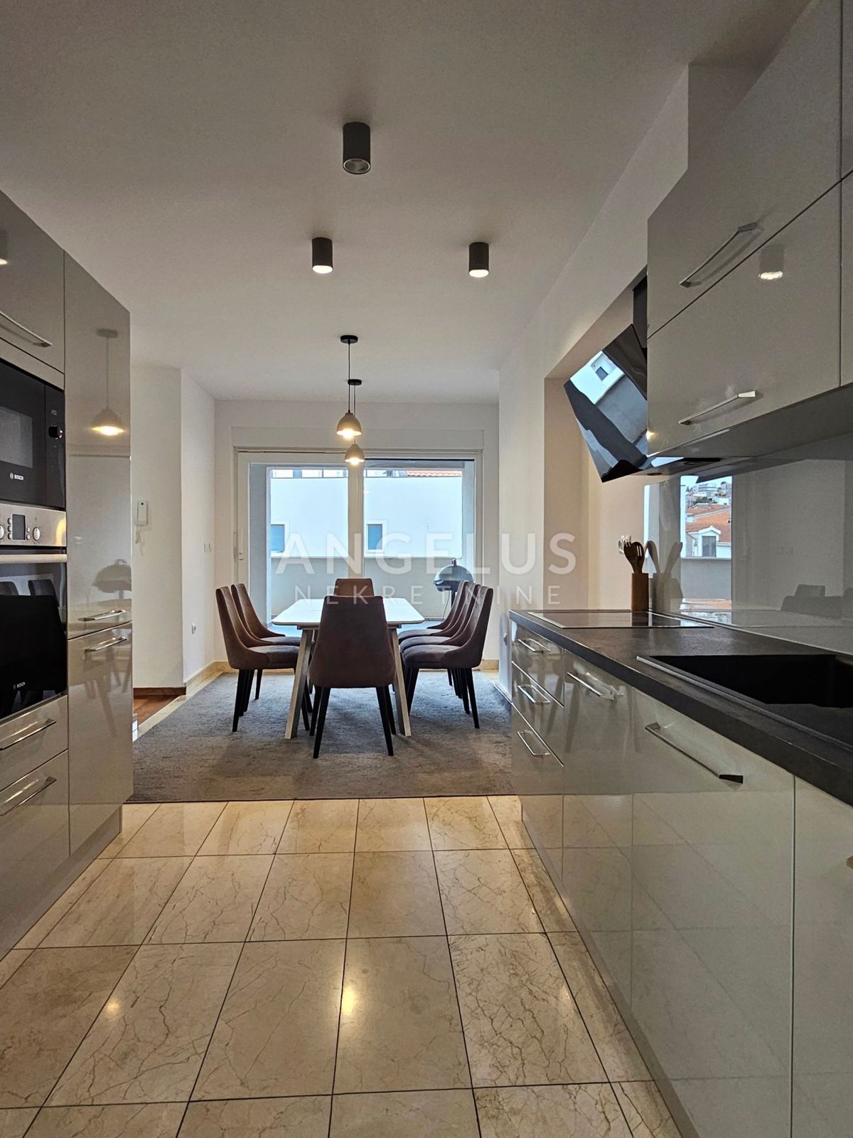 Podstrana Strožanac - dvosobno stanovanje s tremi spalnicami, 2 parkirni mesti