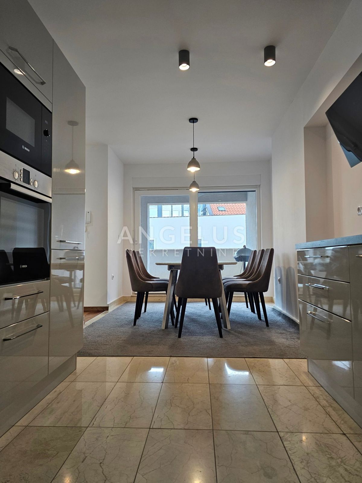 Podstrana Strožanac - dvosobno stanovanje s tremi spalnicami, 2 parkirni mesti