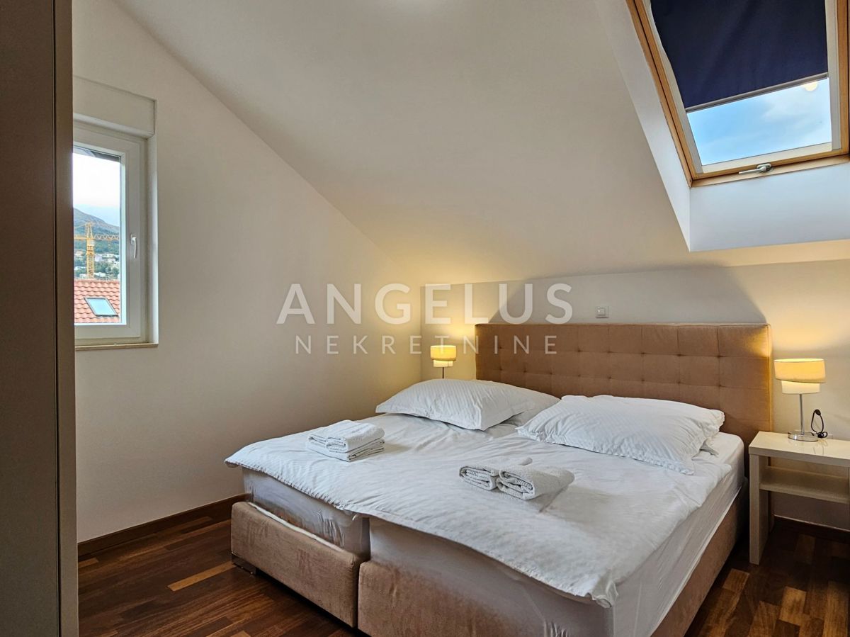 Podstrana Strožanac - dvosobno stanovanje s tremi spalnicami, 2 parkirni mesti