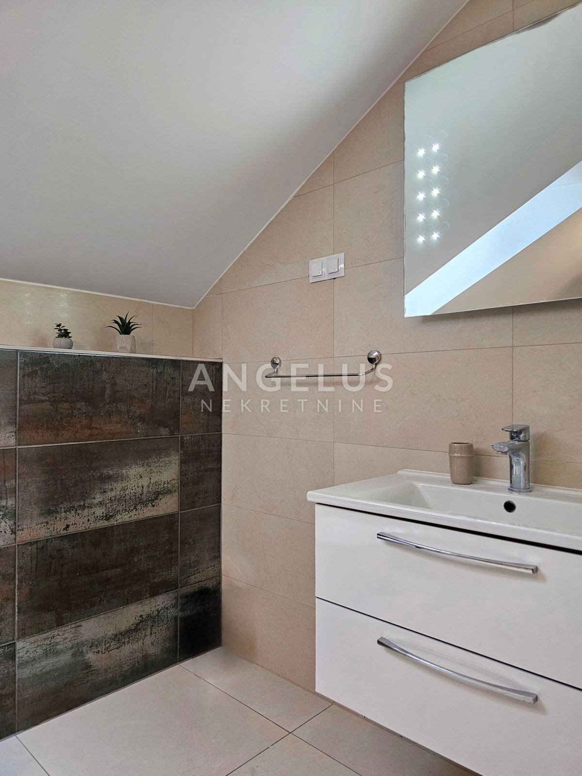 Podstrana Strožanac - dvosobno stanovanje s tremi spalnicami, 2 parkirni mesti